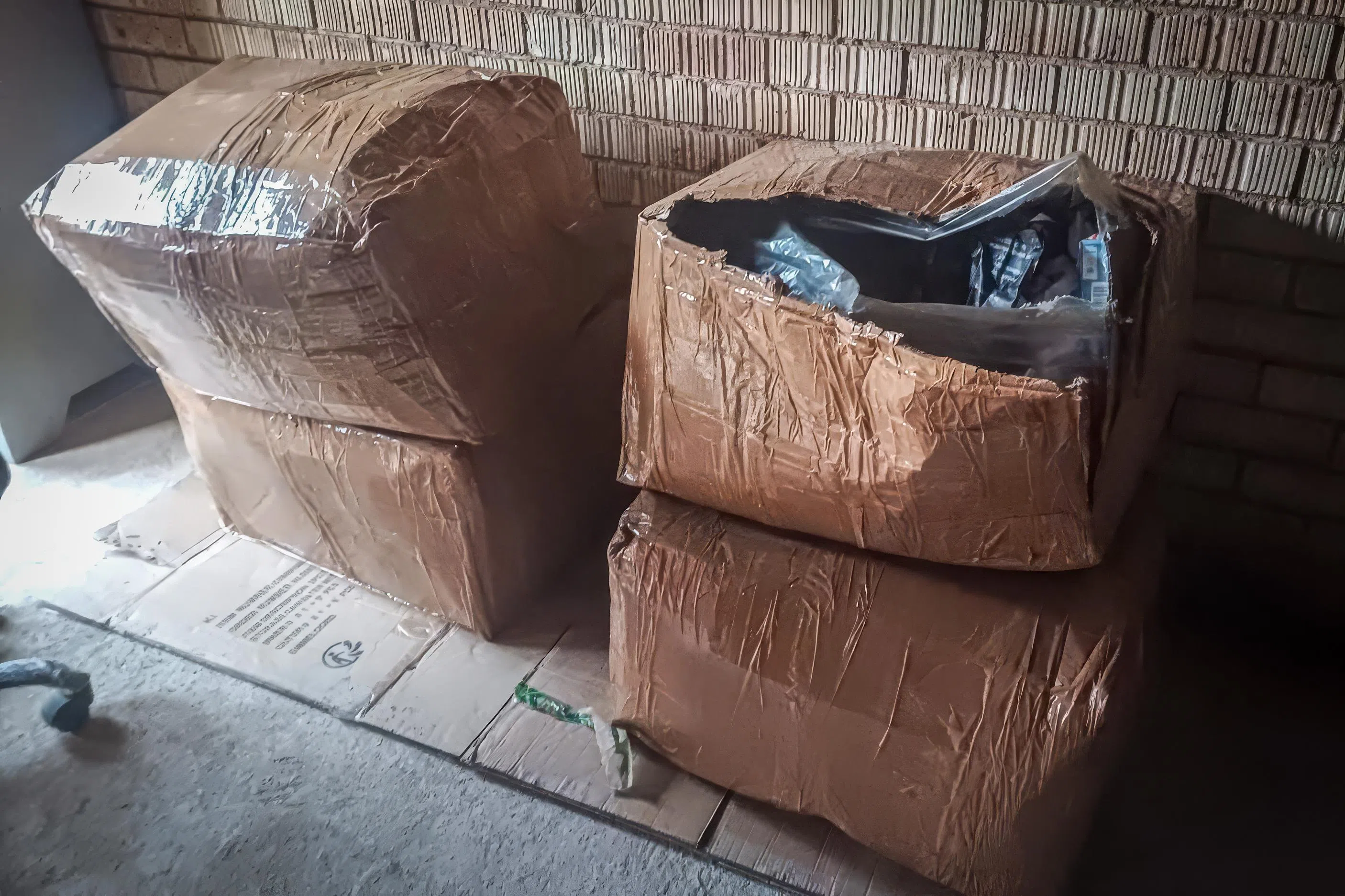 可疑货品从新加坡退回后，12月1日南非警方展开行动，循线到约翰内斯堡的一处仓库。（南非警方提供）