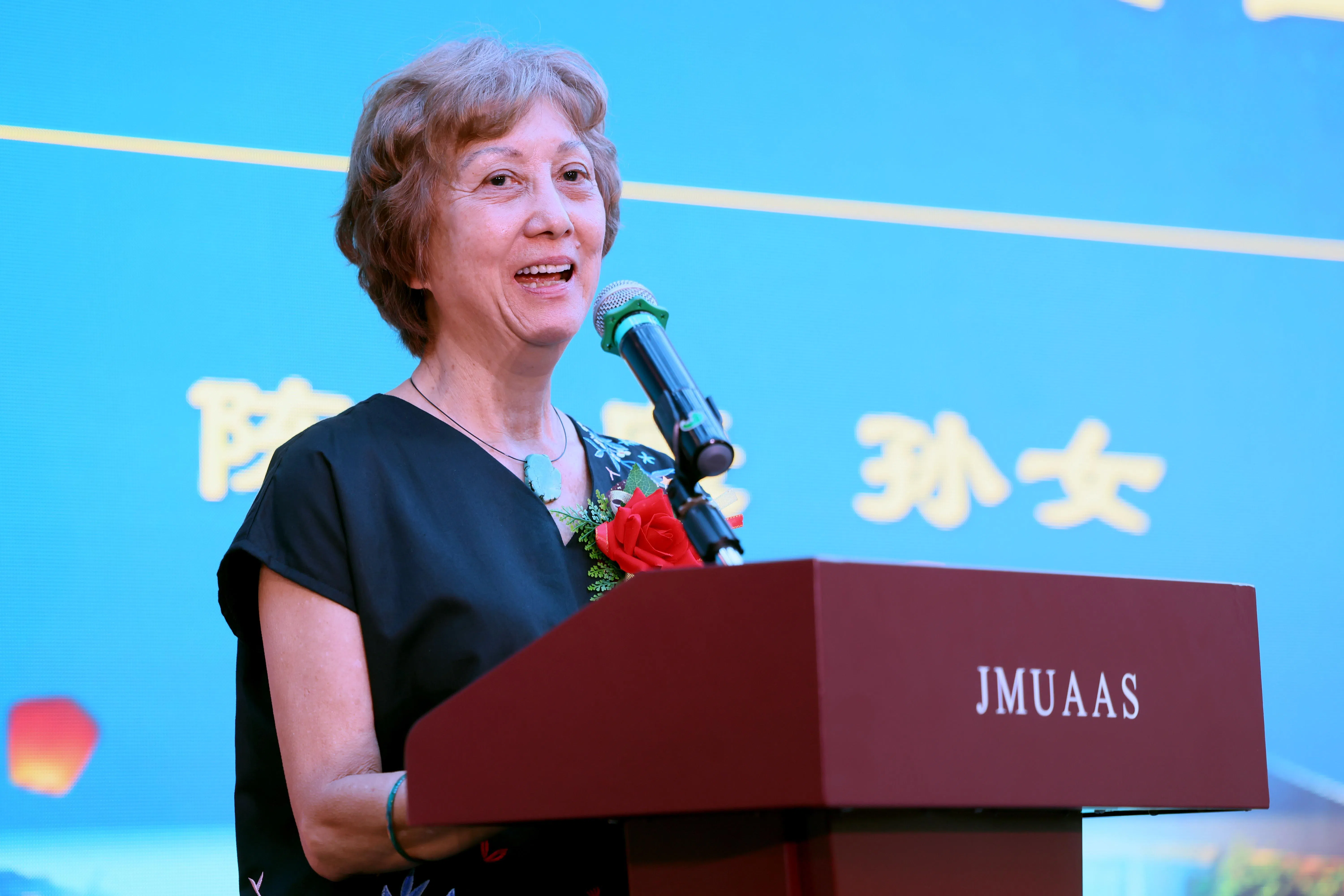 陈嘉庚孙女陈佩仪出席集美大学新加坡校友会十周年庆典暨中秋博饼联欢晚会，并上台致辞。（龙国雄摄）
