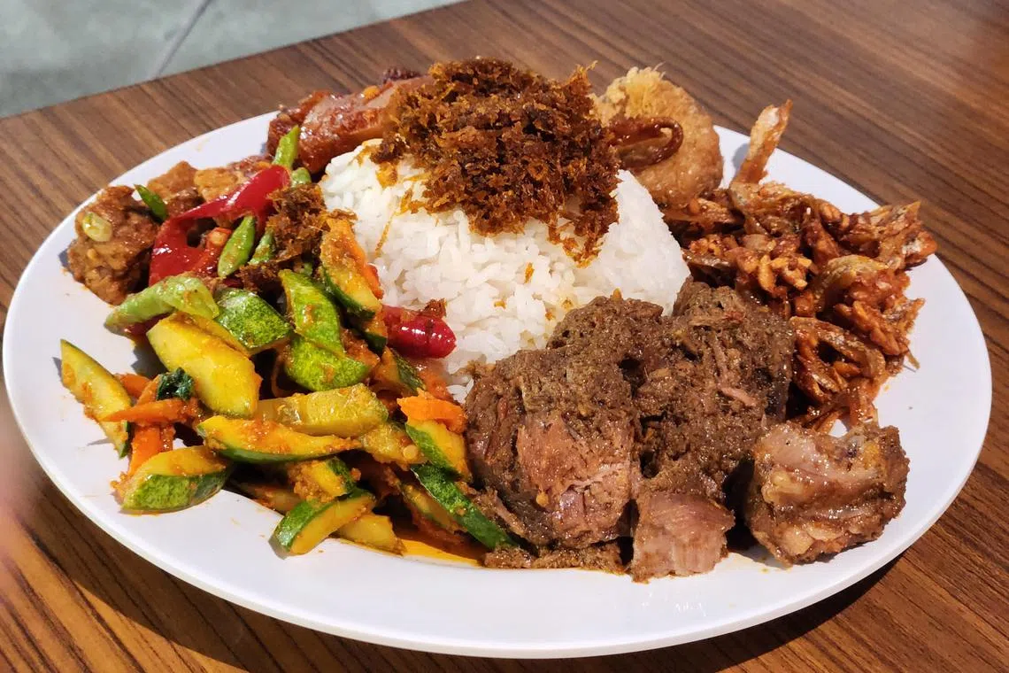 连续七届列入“米其林必比登”推介名单的HJH Maimunah，套餐从$5.50起。（陈爱薇摄）