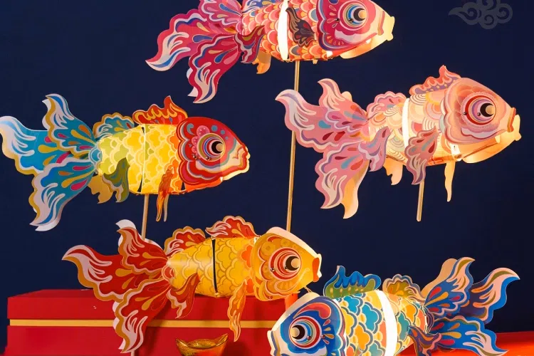 公众可尝试亲手制作鱼型灯笼。（主办方提供）