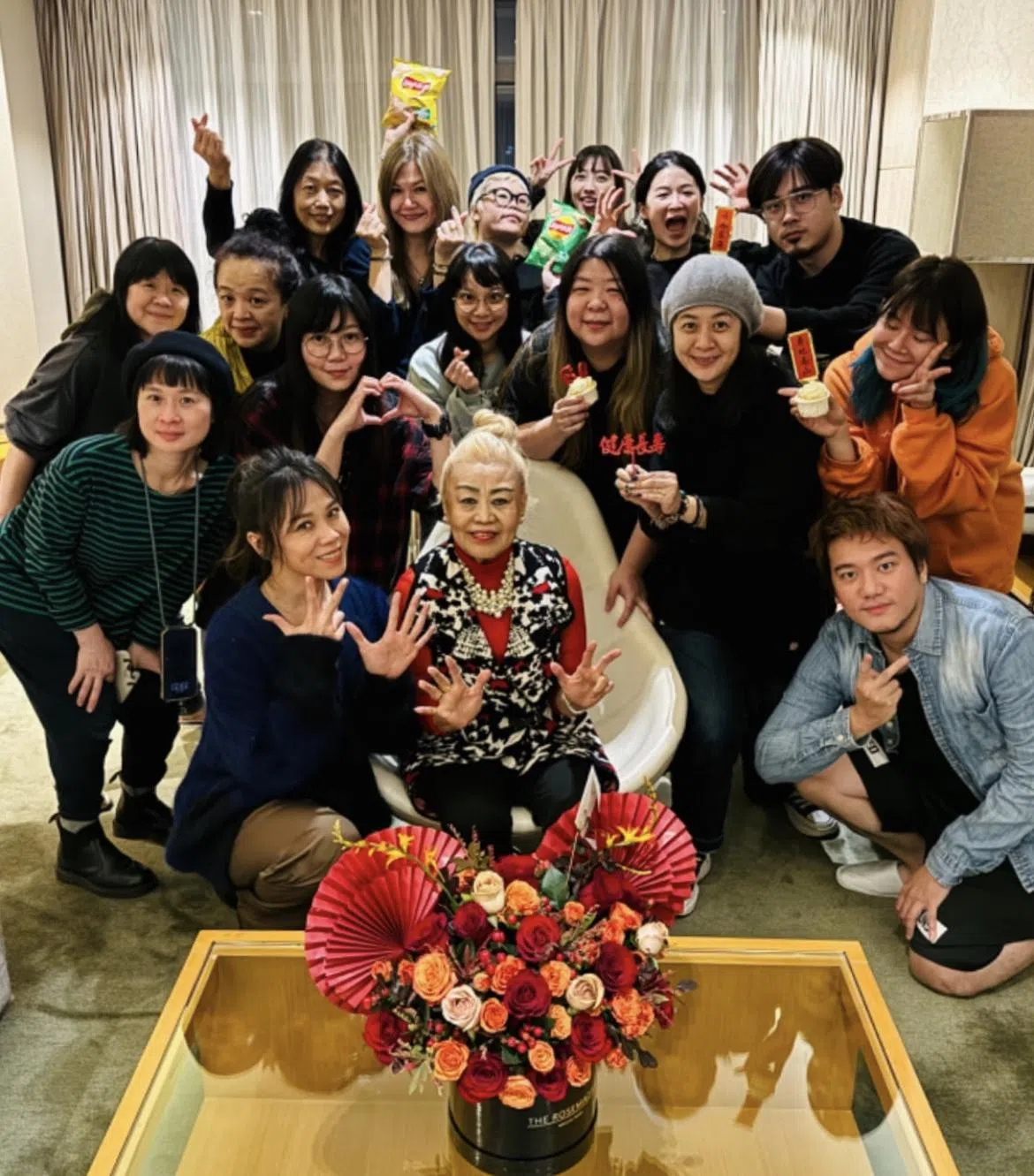 蔡健雅（最前排左）在IG限时动态分享与蔡妈妈（最前排中）和工作人员的大合照。（互联网）