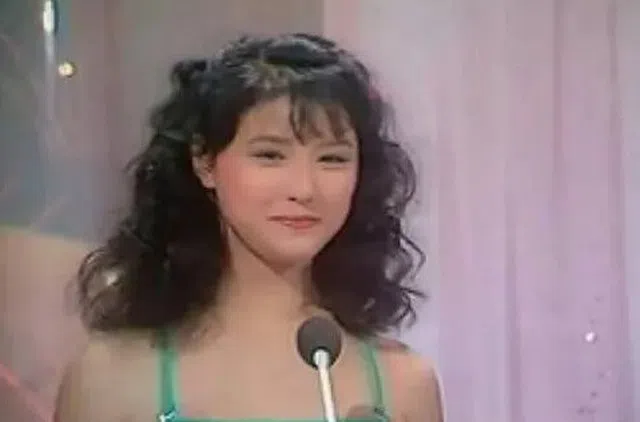 周海媚参选港姐时的青春样貌。（互联网）