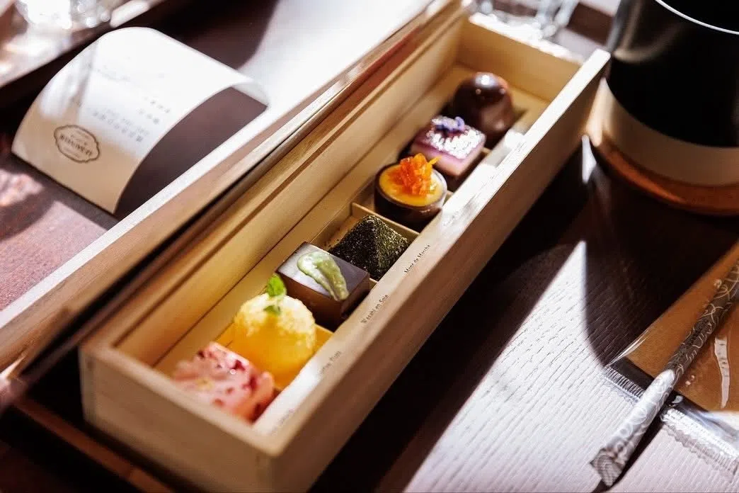 剧集以一款“彩虹调色盘”里七种风味巧克力，将观众引领入爱情童话。（互联网）