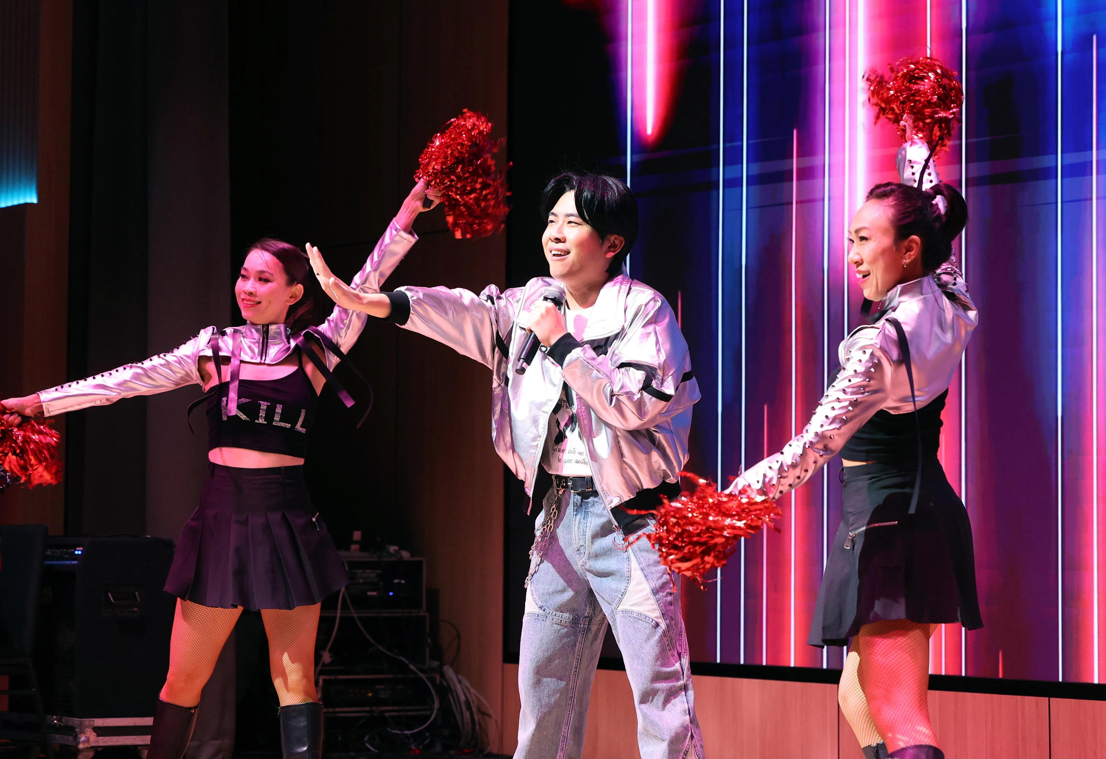 余思远今年1月在96.3好FM八周年庆生活动中扮演天王郭富城，演唱《对你爱不完》。（档案照）