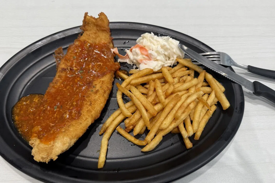 《新明日报》记者走访摊位时，也买了一份11元9角的炸鱼薯条，分量适宜。（管雅凡摄）