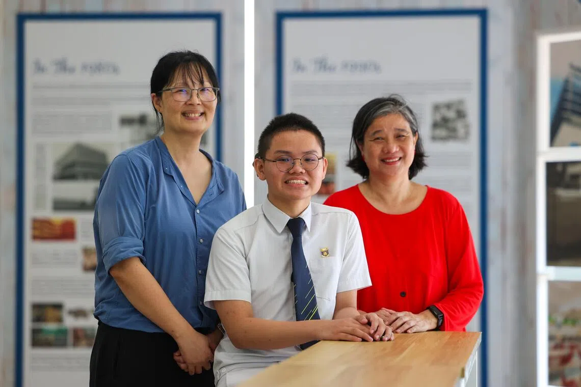 许宇锋（中）非常感激老师的悉心教导和关怀，尤其是特殊教育需求部门负责人兼英文教师程凤英（左）和高级专业教师蔡秀霜（右）。（林明顺摄）