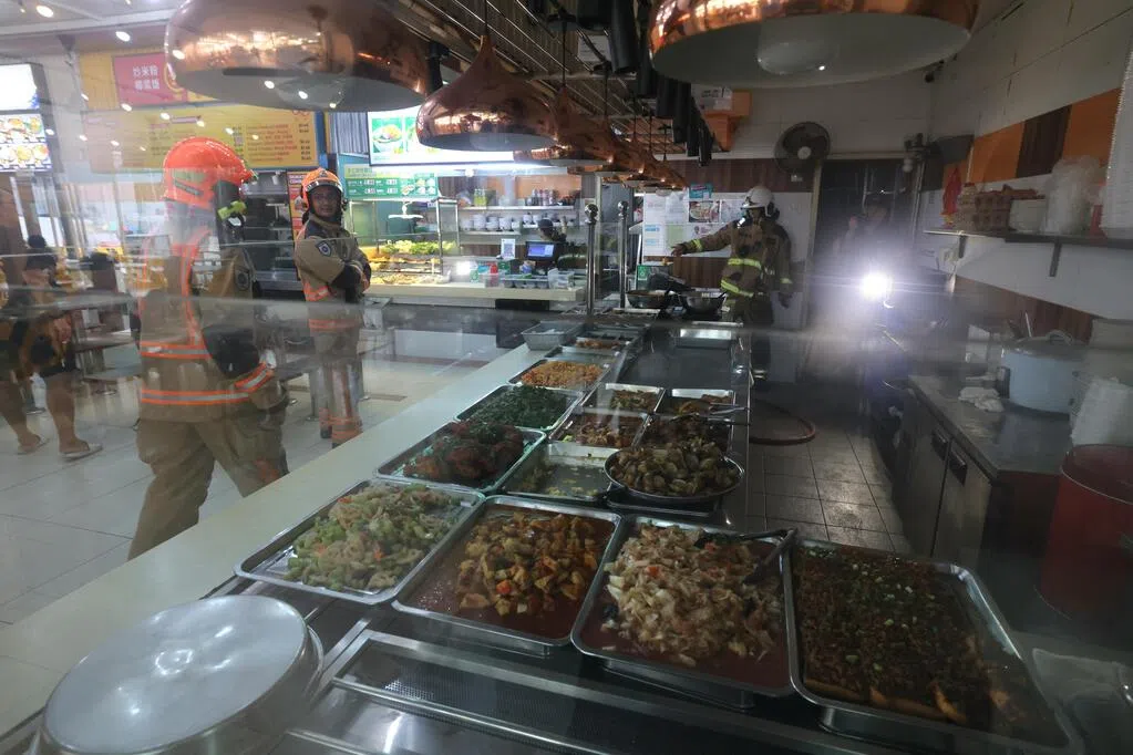 油锅起火？榜鹅咖啡店杂菜饭摊位失火 男头手送院