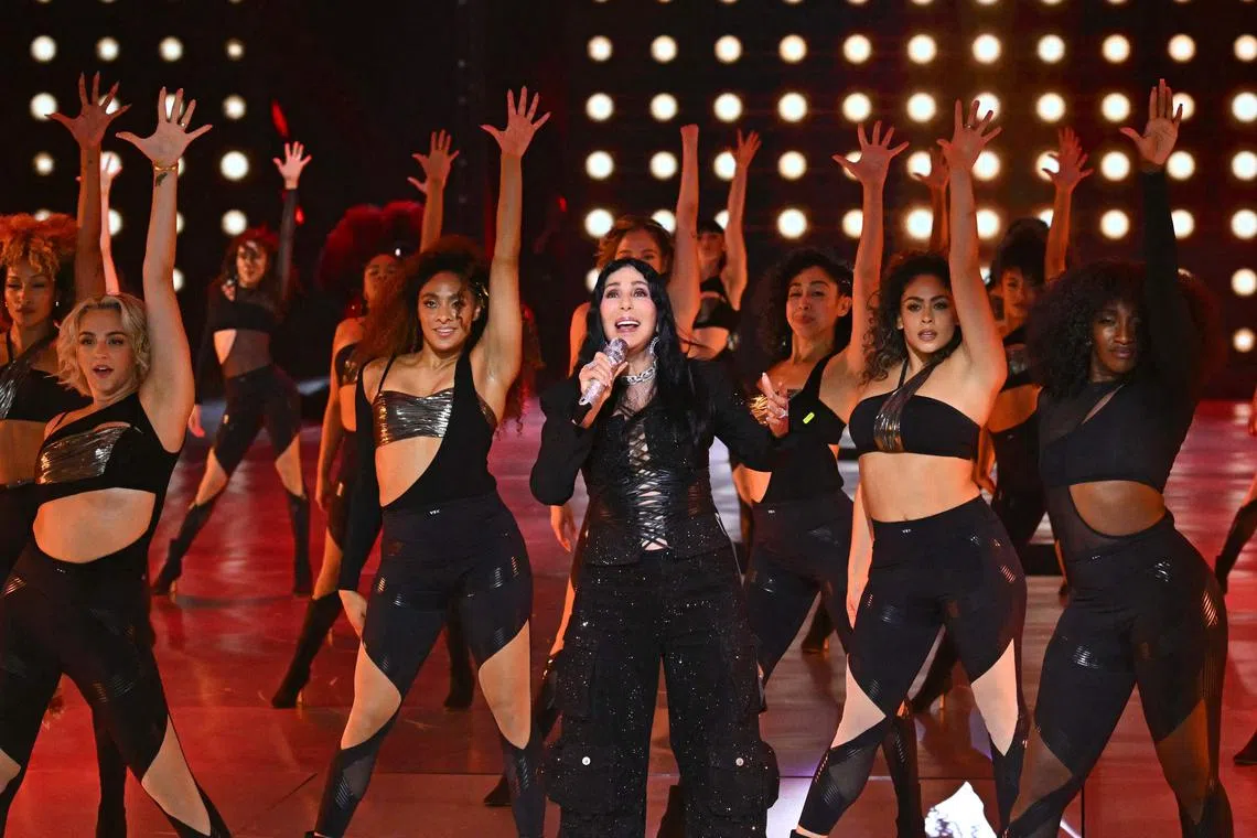 78岁的美国一代歌后雪儿（中）激情献唱。（法新社）