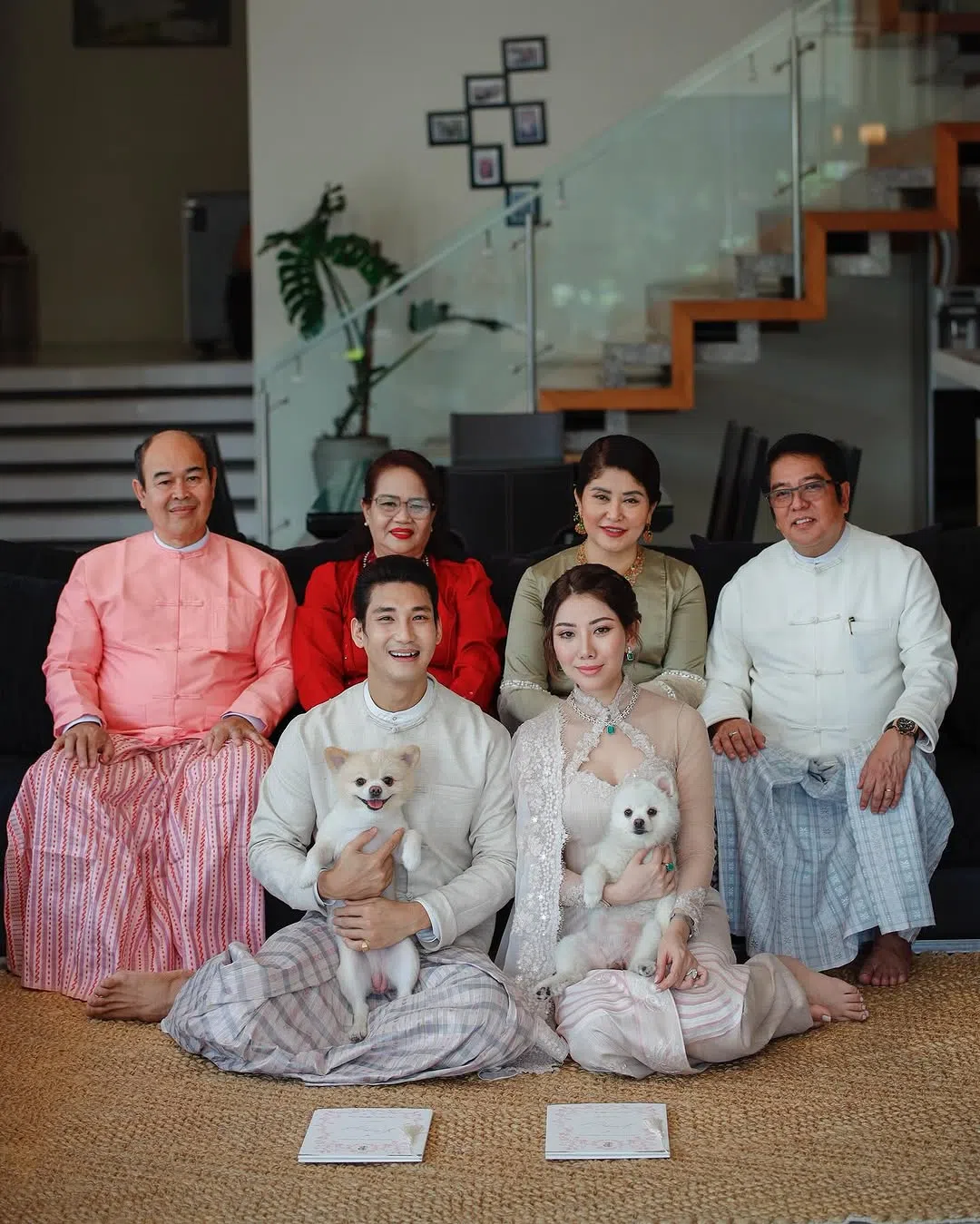 白英（下排左）和未婚妻林米亚登记结婚。（取自白英IG）