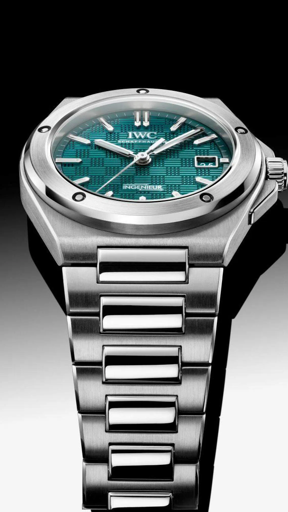 新款工程师自动腕表40采用全新“中间链节”式连接件。（品牌提供）