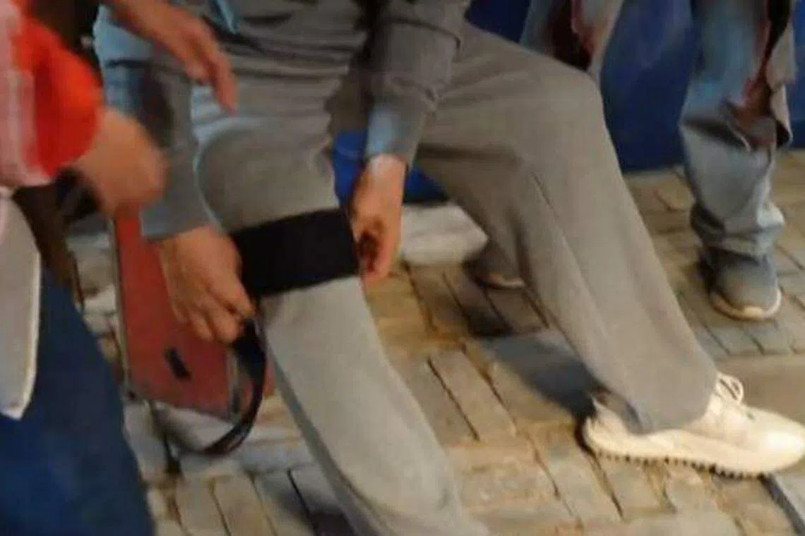 《龙马精神》拍摄现场，成龙捆绑膝盖旧伤后继续拍戏。（互联网）