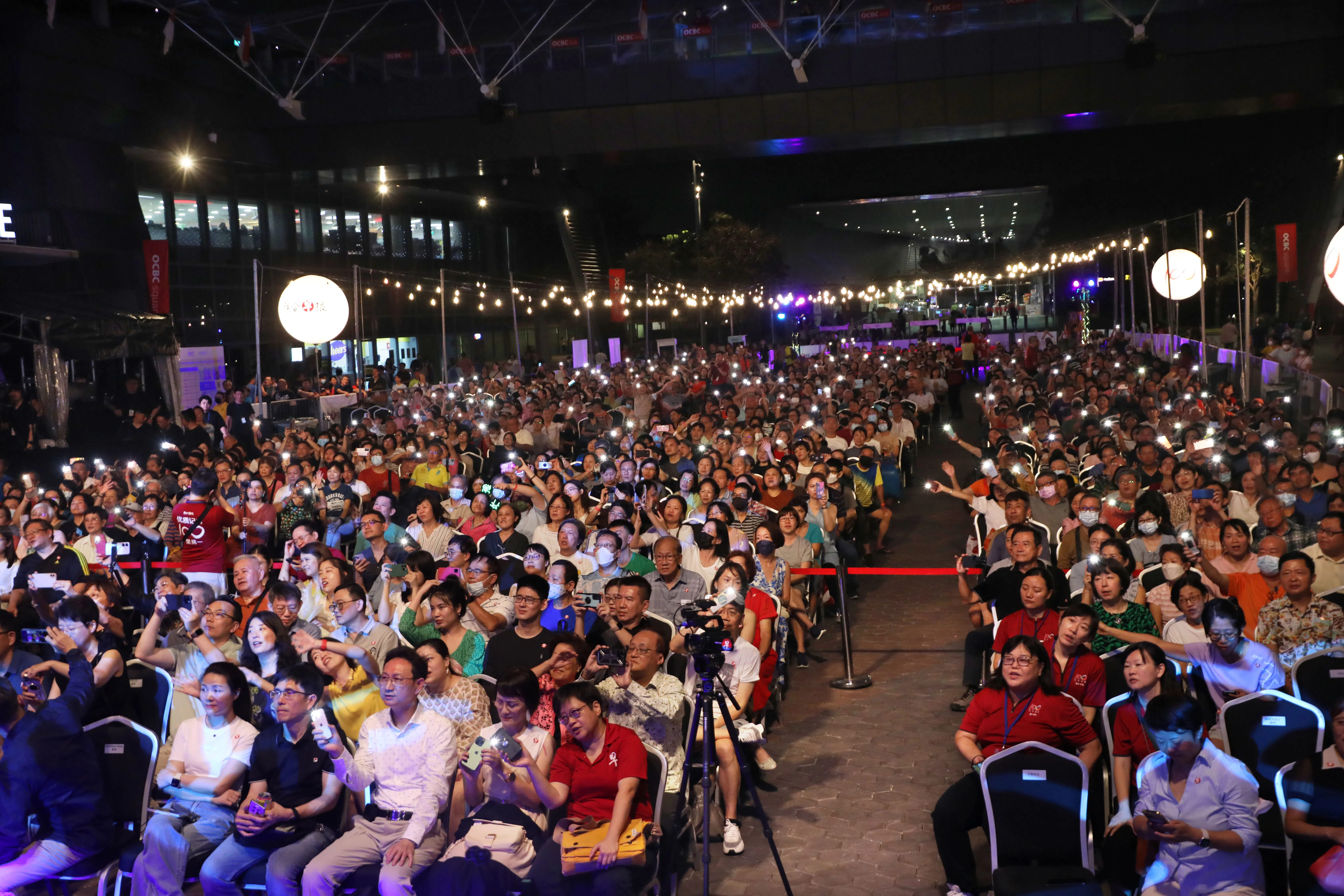 演唱会现场反应热烈，现场1000多个座位座无虚席。（邝启聪摄）