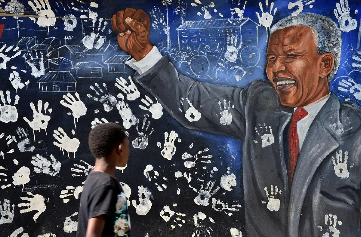南非前总统Nelson Mandela（右）死于监狱的新闻报道，让许多人留存生动而详细的记忆，却并非事实。（路透社）