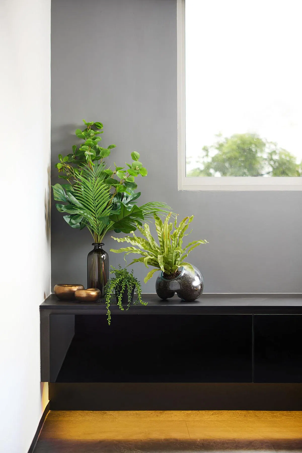 在电视柜角落摆设绿植，即可点缀又不浪费空间。（Home Guide提供照片）