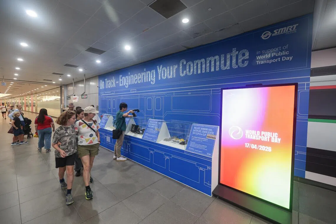 配合首届世界公交日举行的展览，将在海湾舫地铁站举行至6月16日。（李冠卫摄）