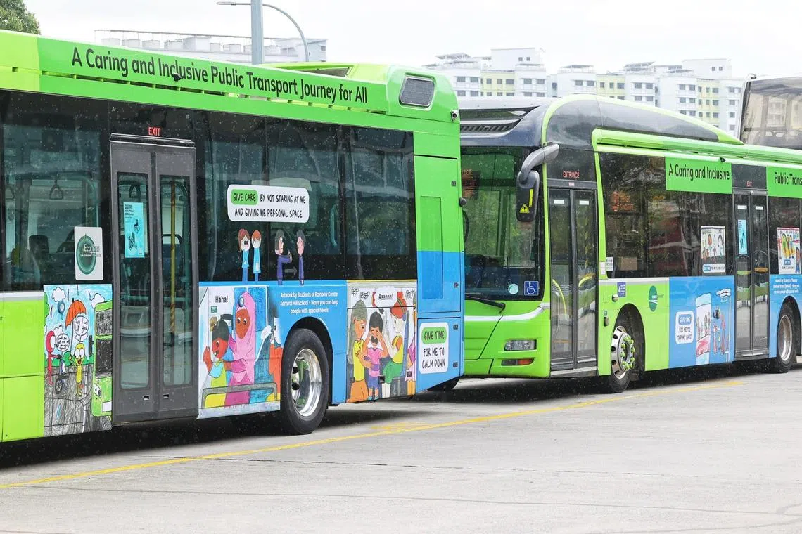 易塔通（Tower Transit）与关爱通勤委员会和公共交通理事会合作，星期三在关爱通勤运动计划下推出两辆“关怀巴士”（CARE Bus）。（萧紫薇摄）