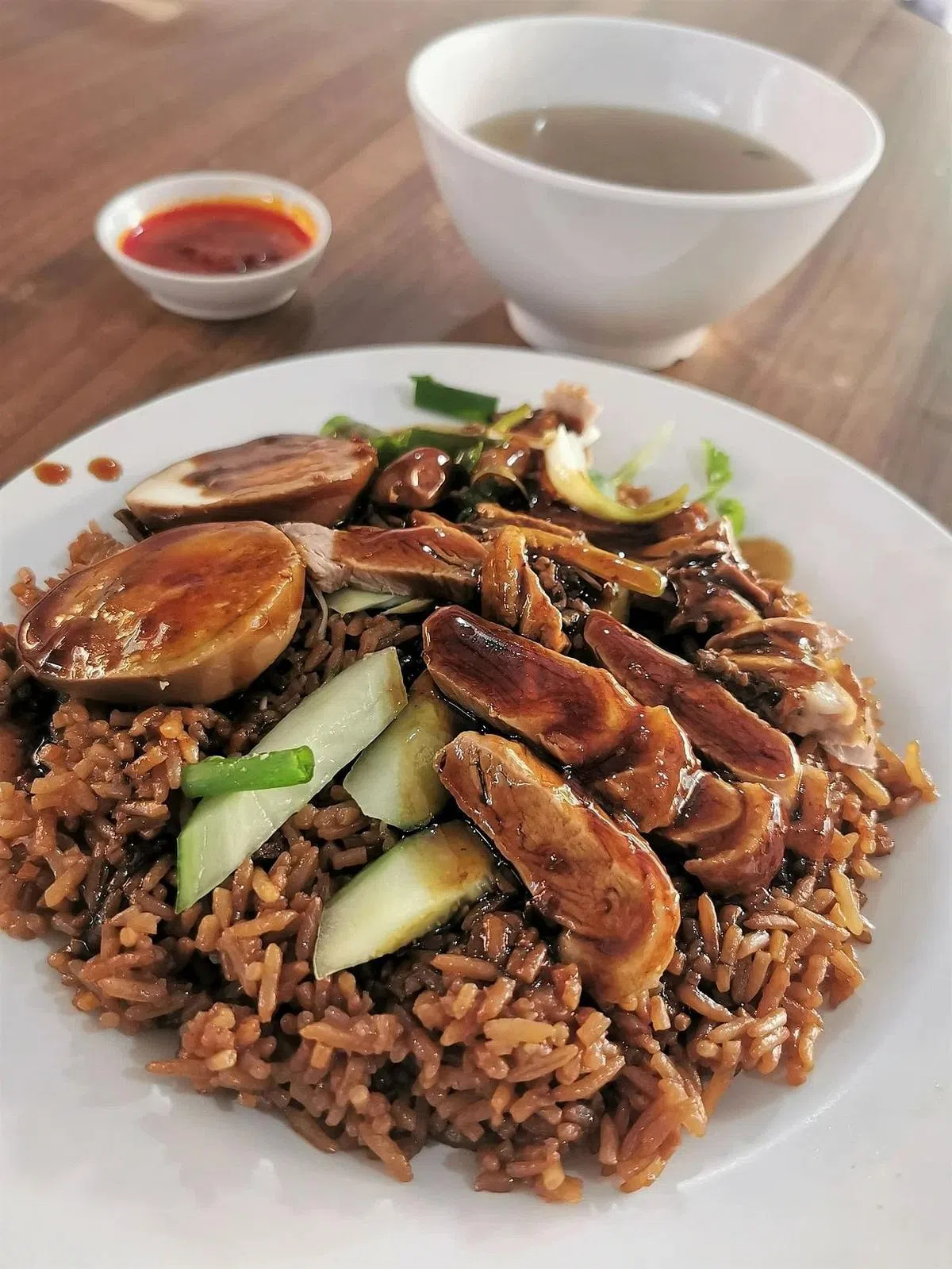 长屋（顺记）卤鸭饭粥面的潮州式去骨鸭饭。（陈爱薇摄）