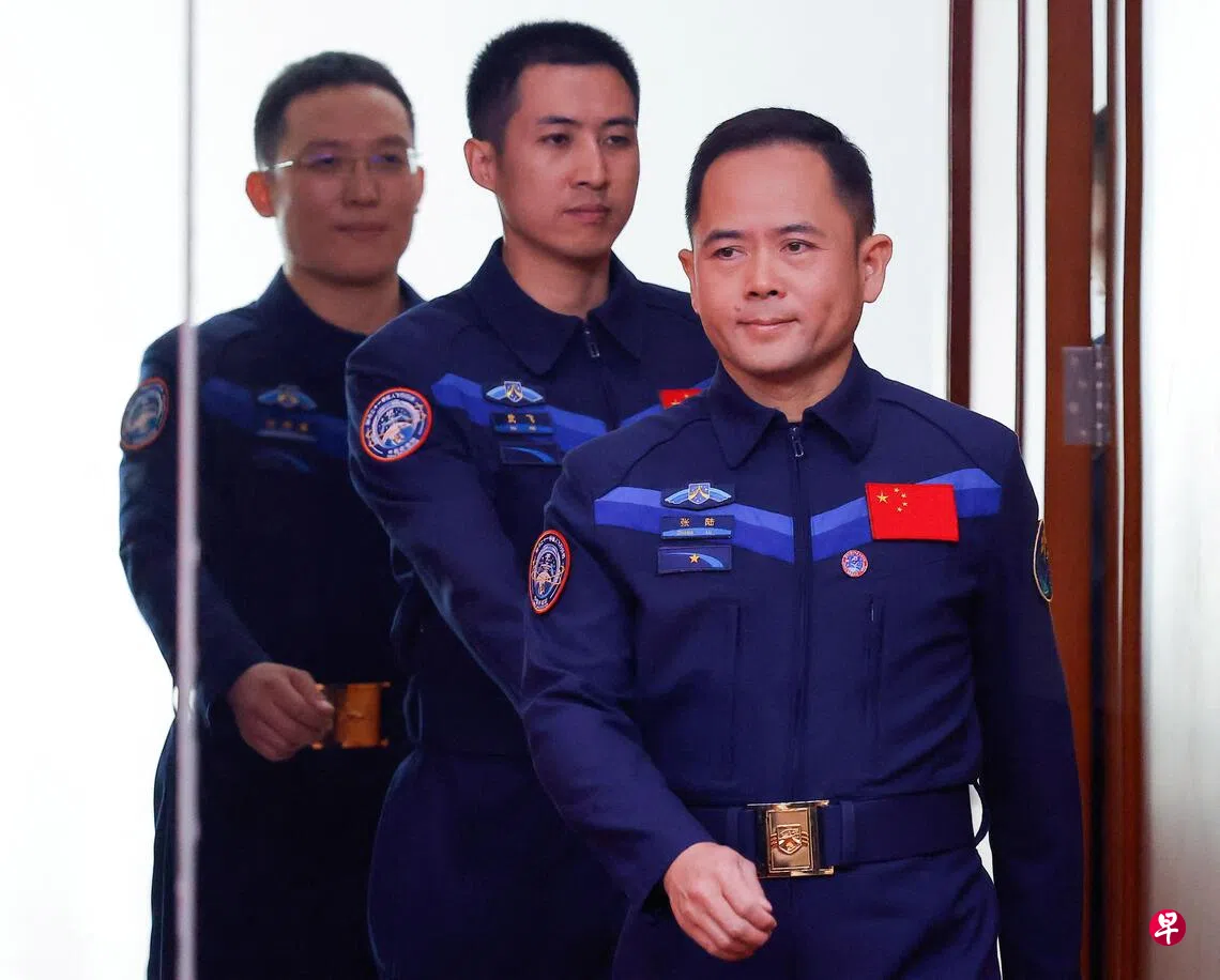 中国神舟21号载人飞船三名航天员张陆（前）、武飞（中）和张洪章（后）出席去年10月30日在甘肃酒泉卫星发射中心举行的飞船发射前记者会。 （路透社）
