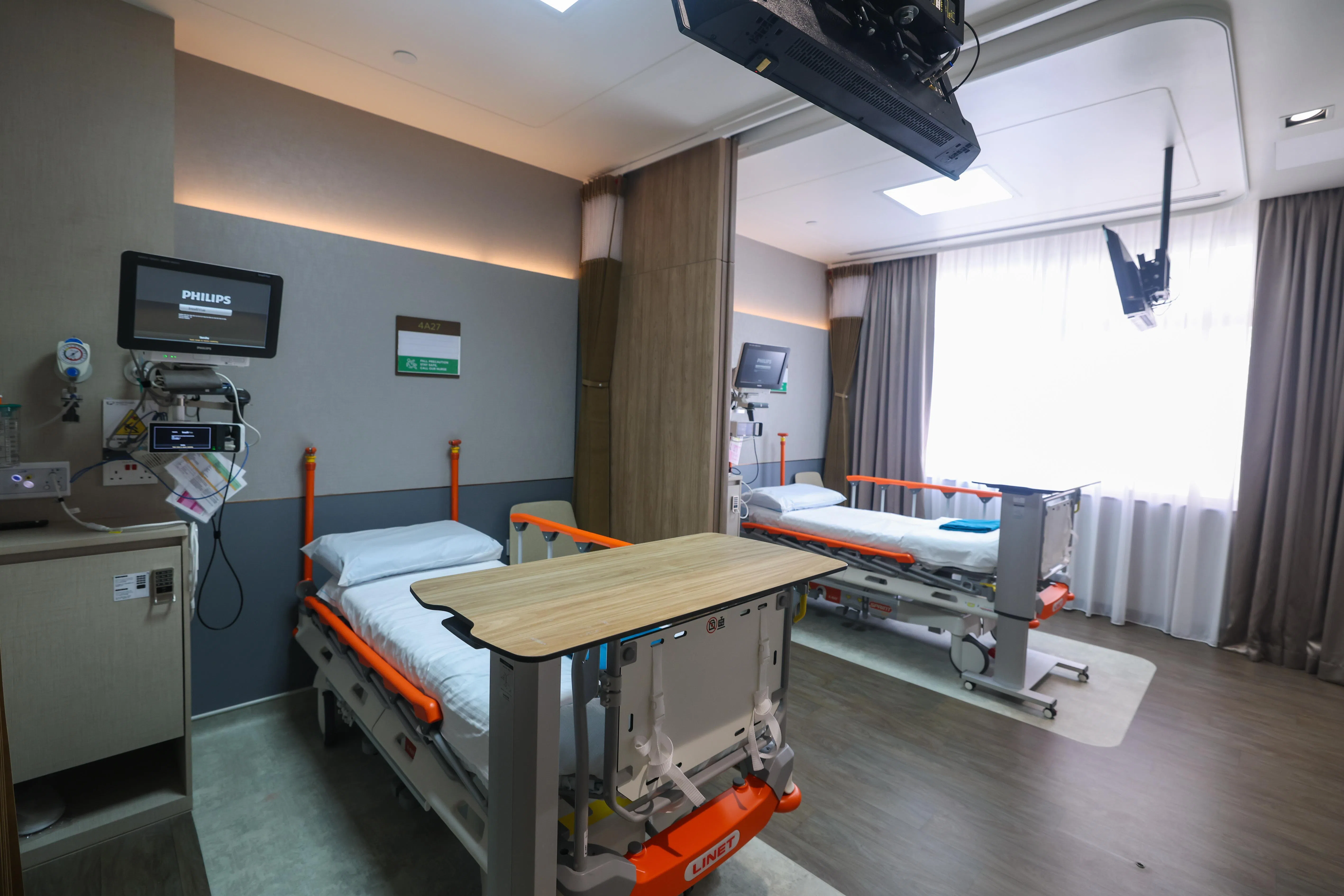 医院内窥镜中心翻新后，病房中间多了一块可移动的隔离板，让患者有更多个人的隐私空间。（白艳琳摄）