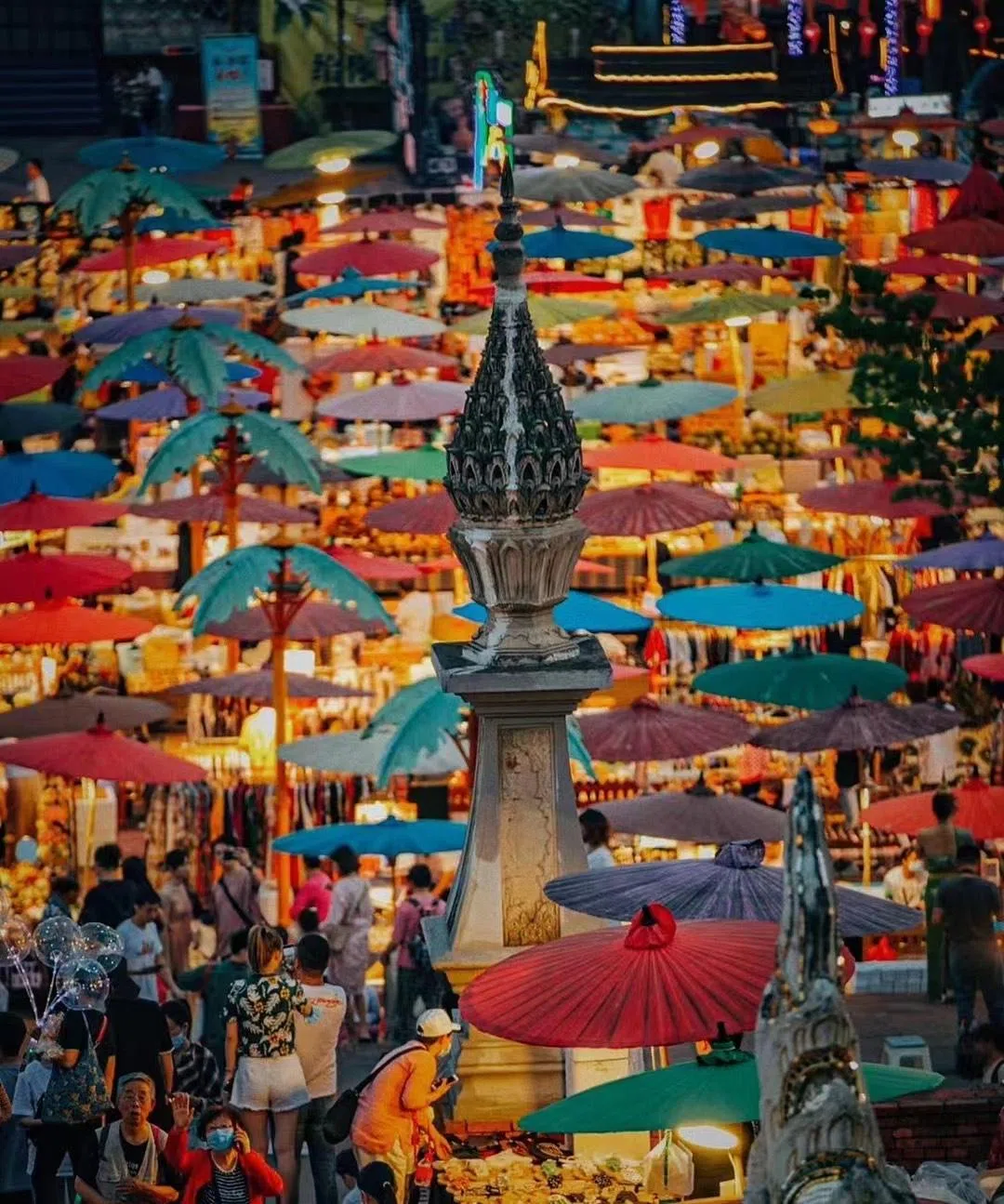 热闹的告庄星光夜市。（受访者提供）