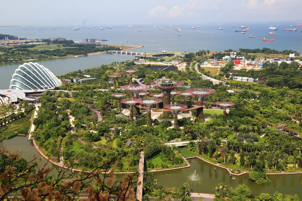 从金沙酒店眺望滨海湾蓄水池水坝。（子旋摄）