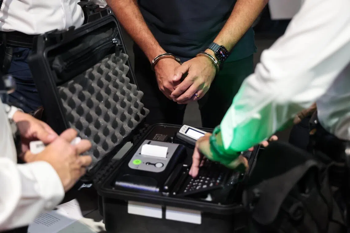 机器能在现场打印出呼气测试具体酒精含量。（李冠卫摄）