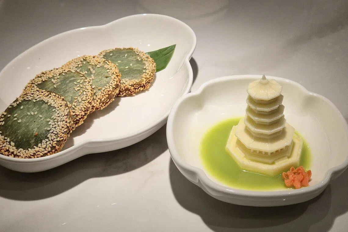 江南绿茶饼和西湖雷峰塔是“绿茶”推荐单品。（陈爱薇摄）