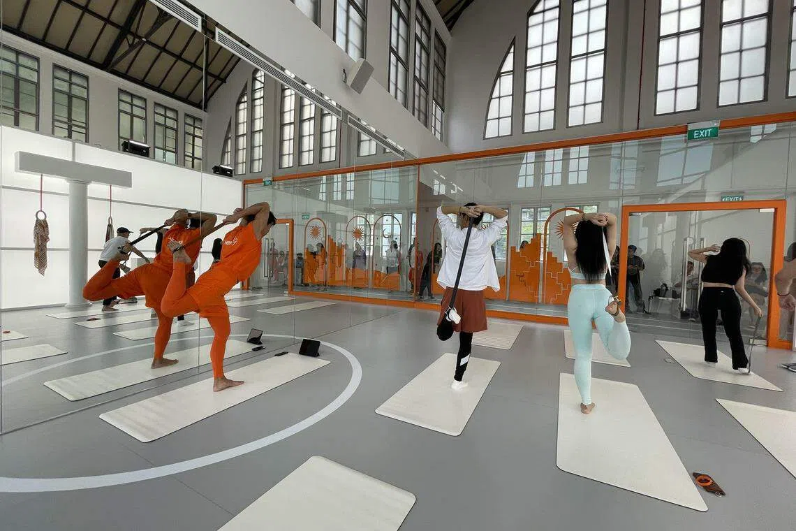 这个拉伸几个肌肉部位的动作还真不容易。（林方伟摄）