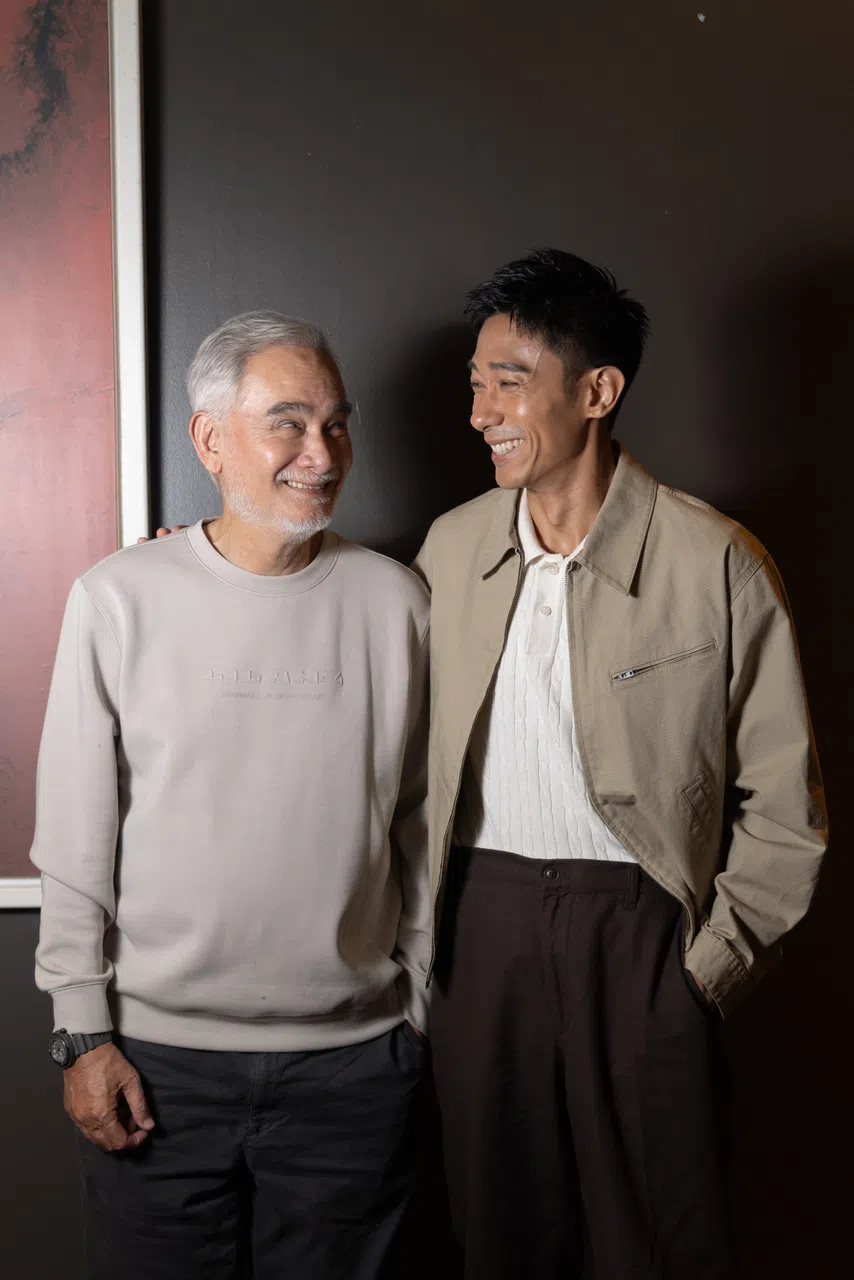 朱厚任（左）和陈泂江在《脚踏实地》里饰演一对父子，银幕默契佳。（白艳琳摄）