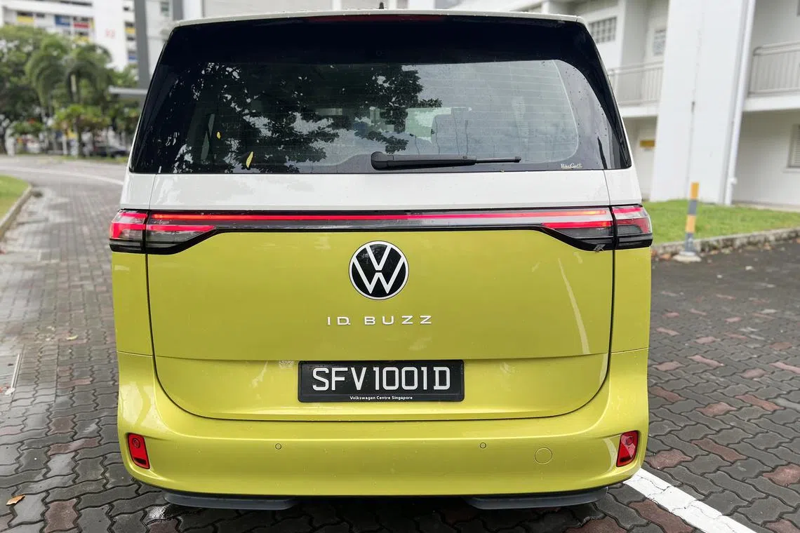 车尾继承方正有力的Kombi尾部语言，大型3D立体LED尾灯自车身两侧向中间延伸，形成水平视觉宽度的拉伸效果。（吴庆康摄）