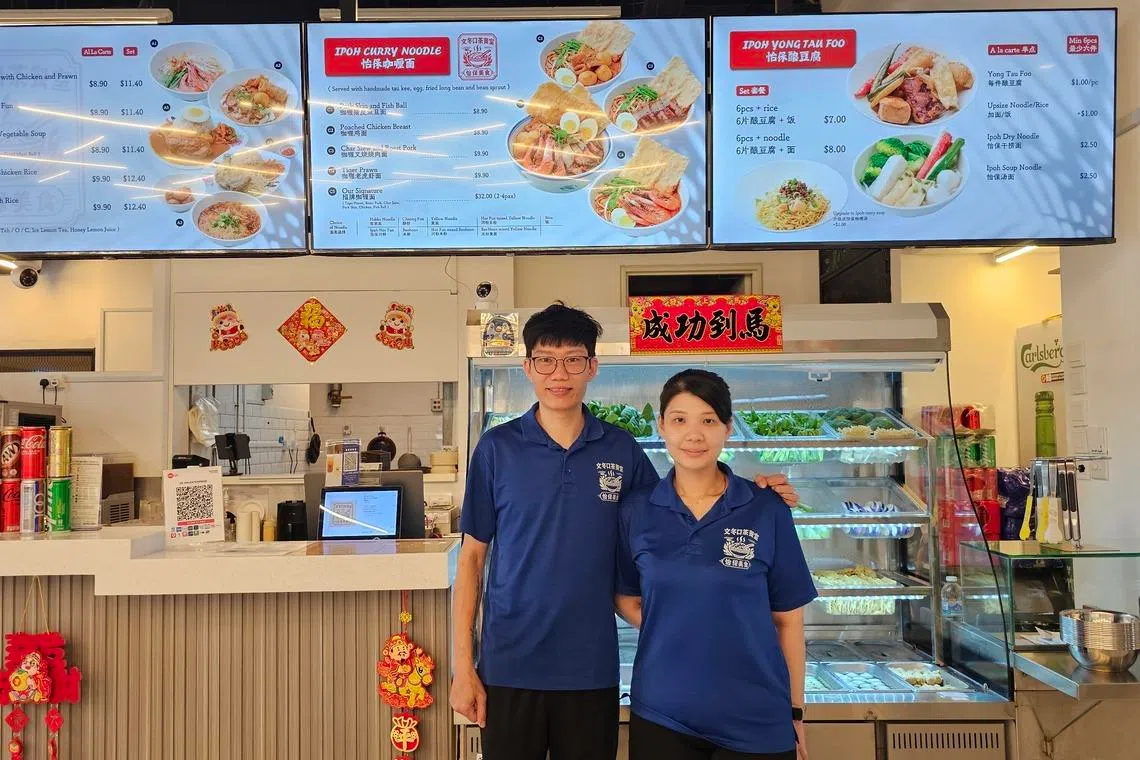 文冬口茶餐室的负责人谢佩芯（右）和陈韦錰，把原本在小贩中心经营的档口，迁移到国家设计中心一楼餐区。（黄亿敏摄）