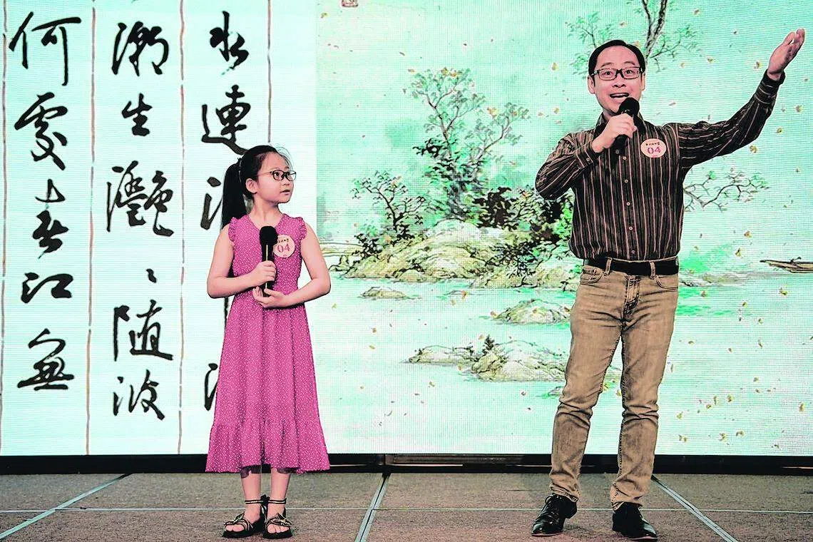 亲子组冠军康斯桐（左）、康健（右）希望古诗词在未来能成为女儿的文化底气。（主办方提供）