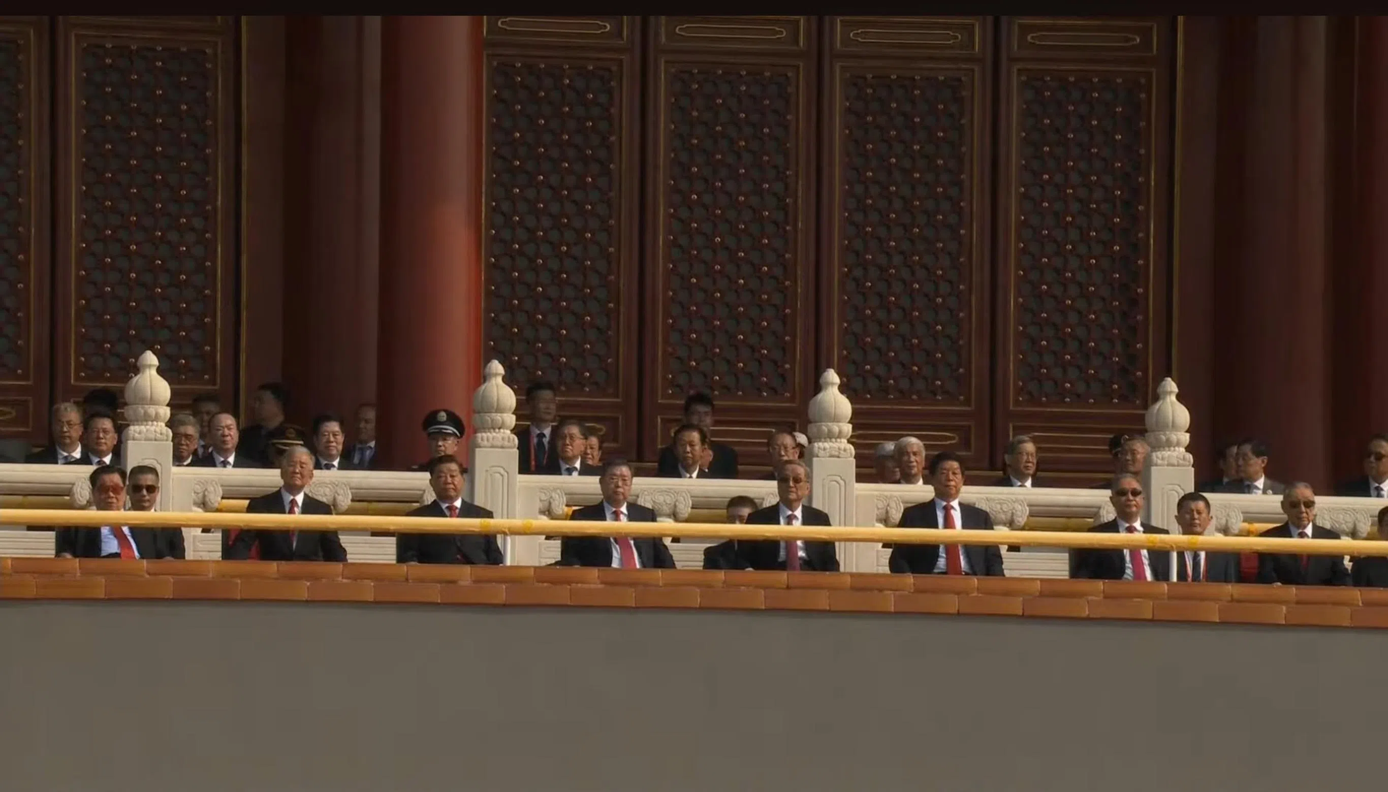 星期三（9月3日）上午，多名中共退休领导人在天安门城楼出席九三阅兵，包括中国全国政协前主席李瑞环（前排左起）、中国前总理温家宝、中国全国政协前主席贾庆林、中国全国人大常委会前委员长张德江、中国全国政协前主席俞正声、中国全国人大常委会前委员长栗战书、中国全国政协前主席汪洋、中国前副总理李岚清等。（央视视频截图）