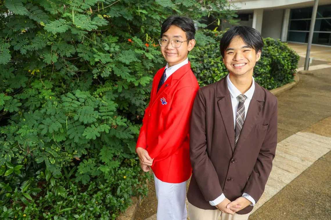 参与今年大学先修班研讨会的立化中学高一生曾昱融（左）和南洋初级学院一年级生廖恩康，同各自的组员分别就老龄化社会的医疗挑战以及特需青年就业难题，构思解决方案。（吴先邦摄）