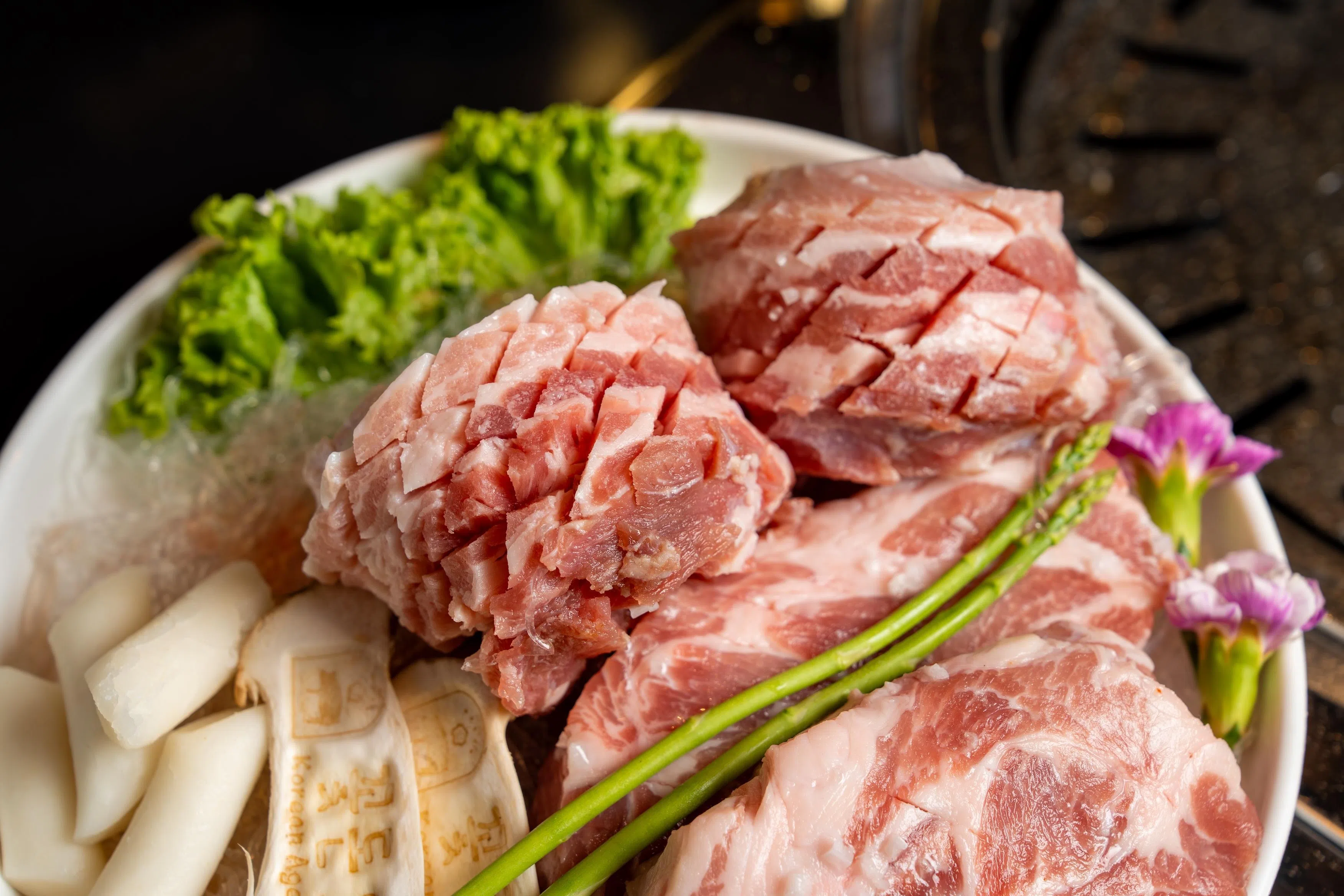 经过“花切”的熟成肉，纹理更美观，烧烤时受热更均匀。（餐馆提供）