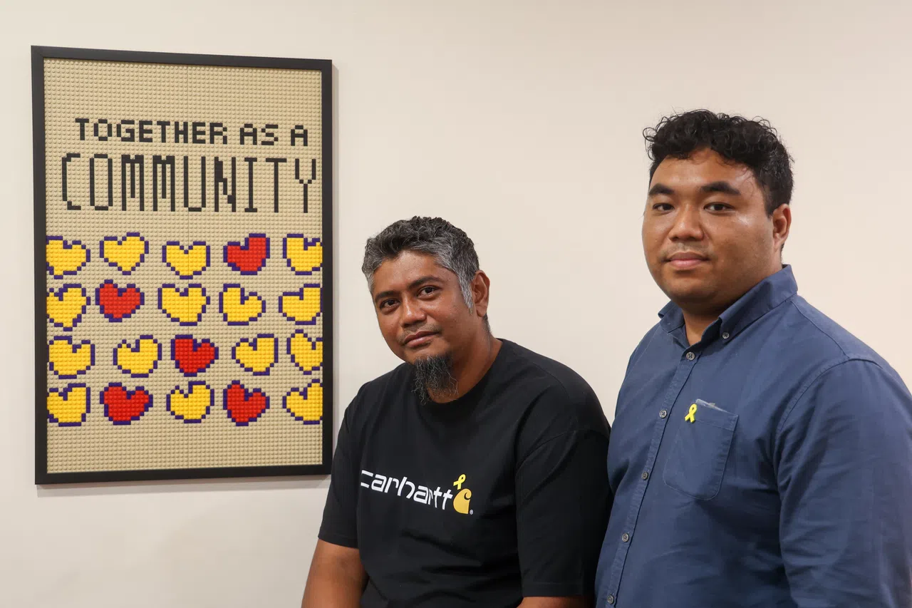 垃圾回收业者800 Super Waste Management运营经理沙里扎姆（Muhammad Sharizam，右）和受雇的释囚里杜安（Muhammad Ridhuan）。里杜安从普通的外墙清洁工，经努力考取各项专业证书，学习运营和沟通技巧，去年晋升为主管。（吴先邦摄）