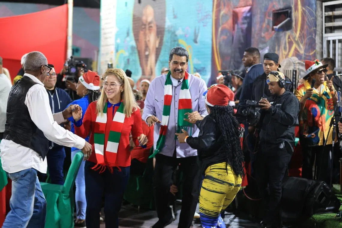 2025年12月23日，马杜罗和妻子弗洛雷斯在首都加拉加斯参加圣诞庆祝活动，欢欣起舞。（路透社）