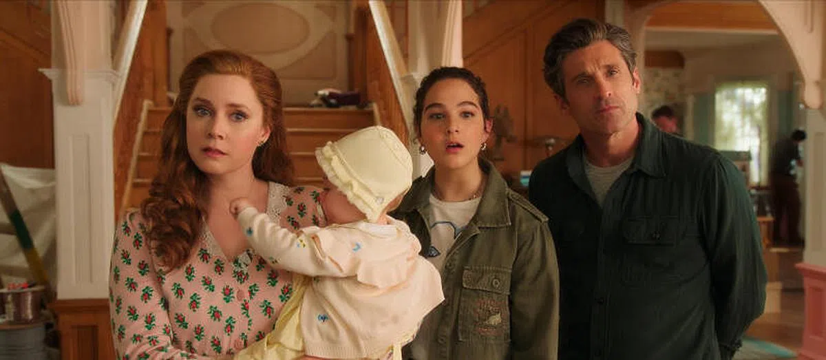 艾美亚当斯（左一）、Patrick Dempsey（德姆西，右一）和Gabriella Baldacchino（加布里埃拉巴尔达奇诺，右二）在片中扮演一家人。(图片由Disney+提供)