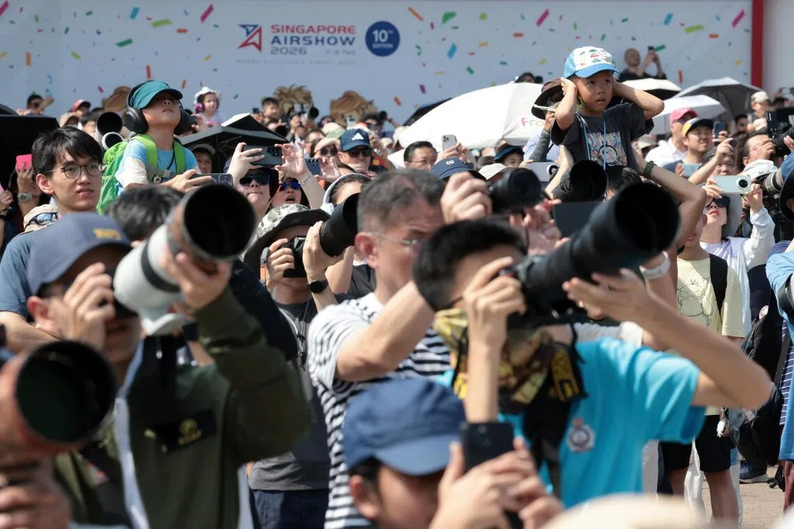 新加坡航空展每天举行两场飞行表演，不少摄影爱好者携带长焦镜头到场，希望捕捉精彩瞬间。（邝启聪摄）
