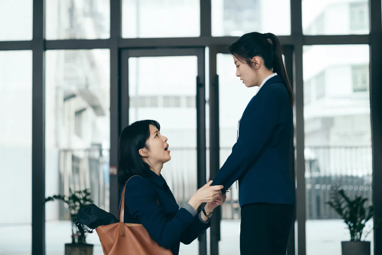 陈晓华（左）饰演的新闻记者唐芷瑶急功近利，为了采访工作下跪苦苦哀求。（无线提供）