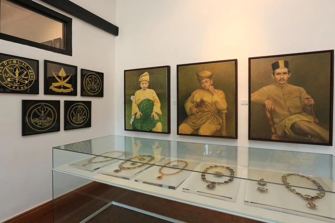 北根苏丹阿布巴卡博物馆展厅内，陈列着彭亨州历任苏丹的肖像、精致的王室珠宝，以及象征王权的国家印章，生动展现了王室的辉煌历史与文化遗产。（彭亨旅游局官网）