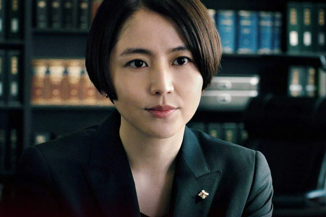 《死亡护理师》长泽雅美饰演的检察官大友秀美追查护理所老人高死亡率的事件。（互联网）