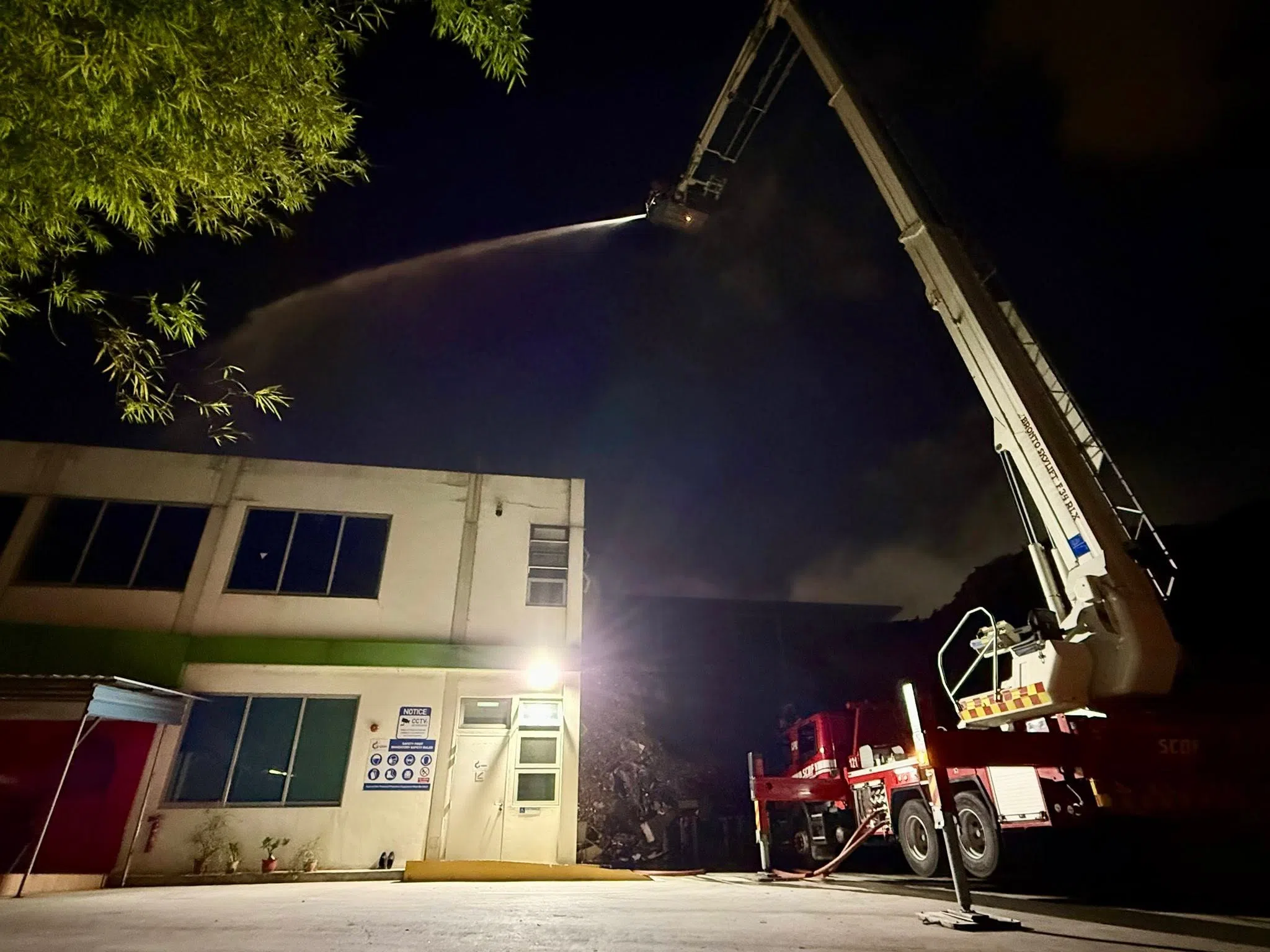 消防员从云梯消防车部署了高空水枪灭火。（取自新加坡民防部队脸书）