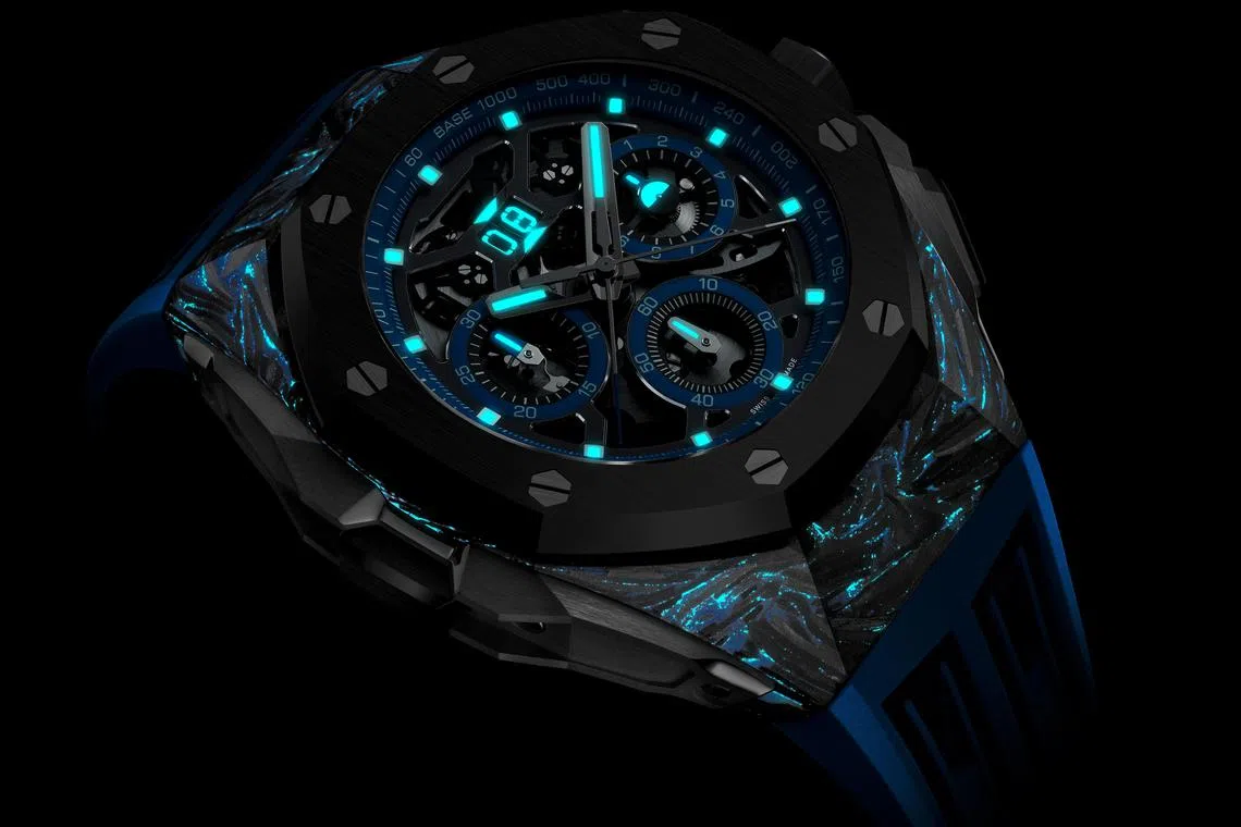 爱彼新腕表深色立体表盘采用彩色锻造技术打造，可发出电光蓝色，展现表壳和表盘细节。（爱彼提供）