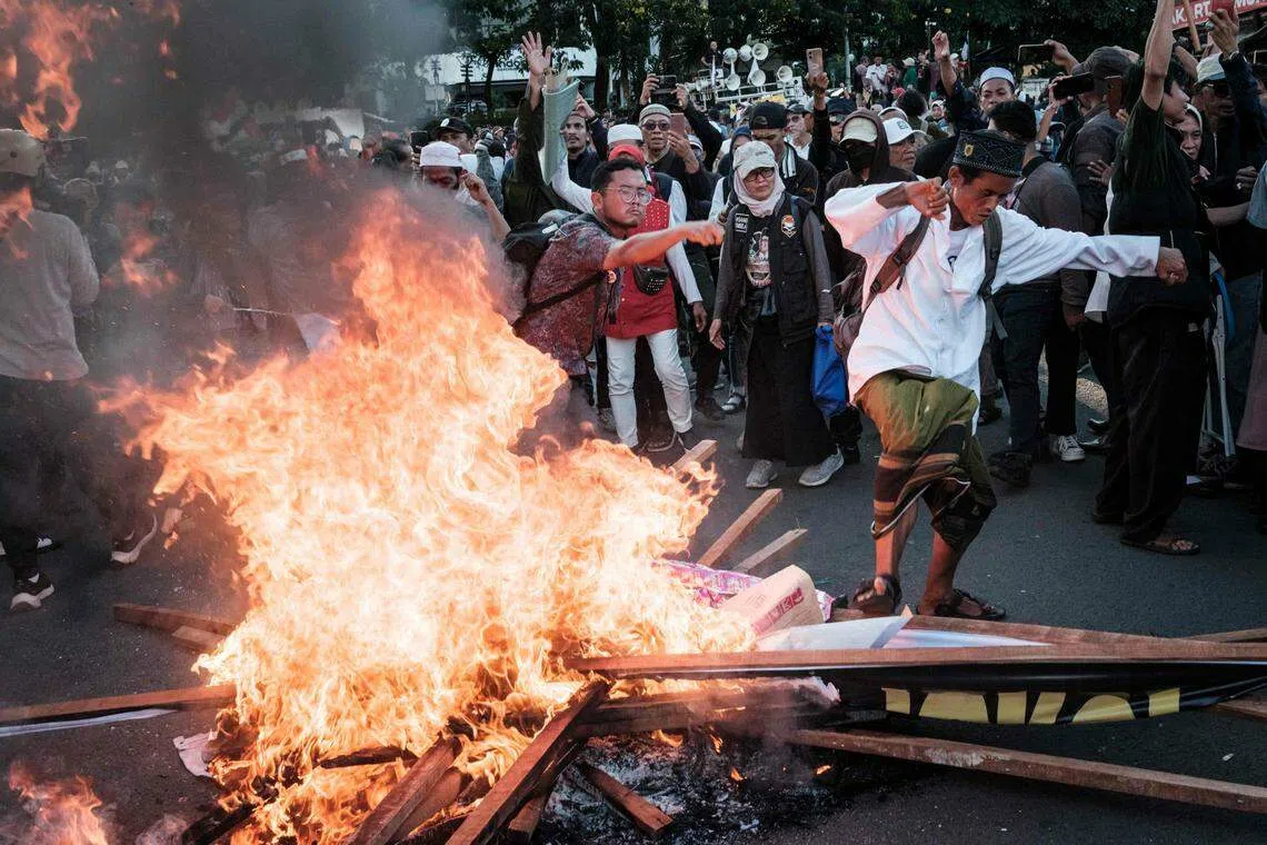 印尼宪法法院星期一宣判后，一些对判决不满的民众在雅加达街头示威抗议。（法新社）