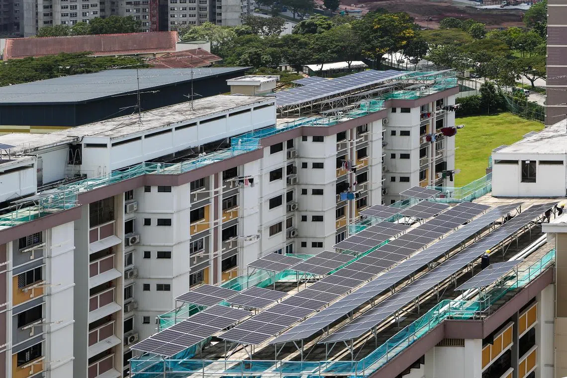截至今年1月底，已有超过4300座组屋安装了太阳能板，其余参与组屋则将在未来两年完成安装。（陈斌勤摄）