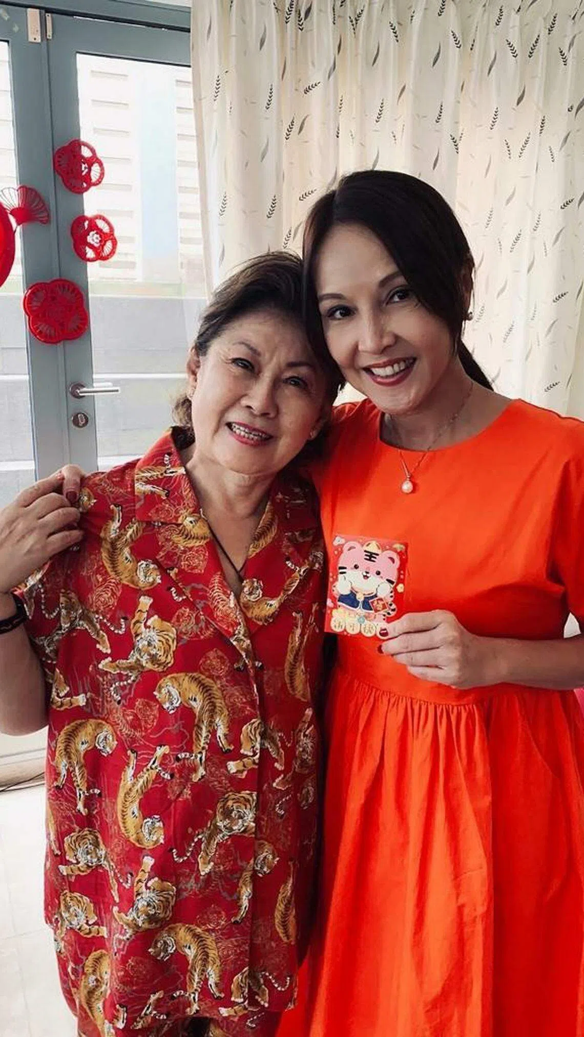 陈丽贞戏里戏外都唤金银姬作妈妈。（陈丽贞提供）