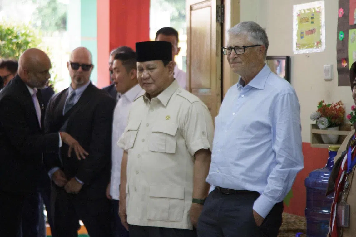 5月7日，比尔·盖茨（右一）和印度尼西亚总统普拉博沃（右二）在雅加达一所小学视察免费膳食计划。（法新社）