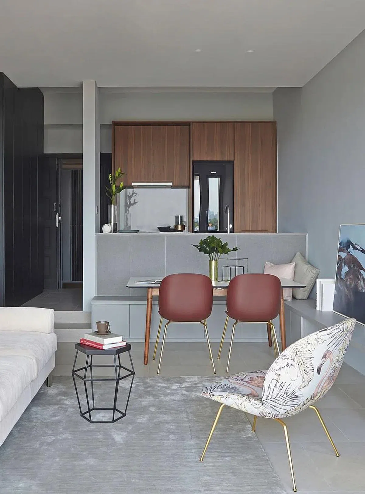 厨房装有木质橱柜，用餐区则有灰色L形长椅。（Atelier Here提供图片）