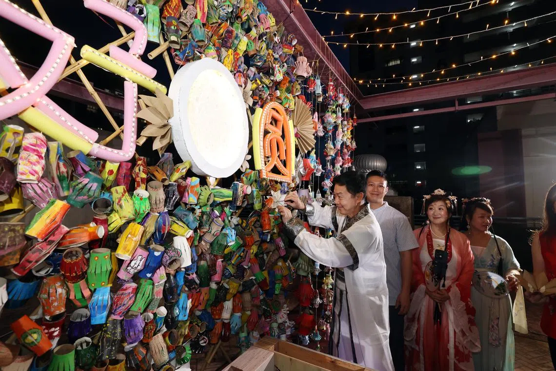 三巴旺集选区议员林伟杰医生（白色长袍者）受邀出席了坎贝拉民众俱乐部举办的中秋节庆祝活动，并为中秋灯饰增添了装饰。（邝启聪摄）